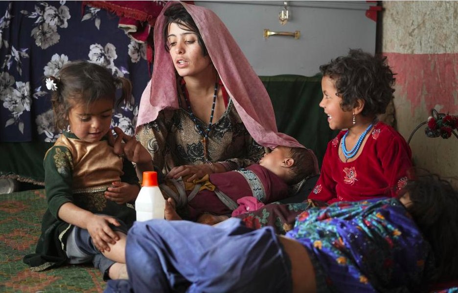 TERRIENNESTV5's tweet photo. "La peur du taliban coule dans notre sang", le documentaire "Afghanes" de Solène Chalvon-Fioriti remonte aux racines de l'effacement du féminin en Afghanistan à travers les témoignages de 4 générations de femmes. @SolchalvonF 
https://t.co/X6LLbcvWLc https://t.co/FFVGjONEHS