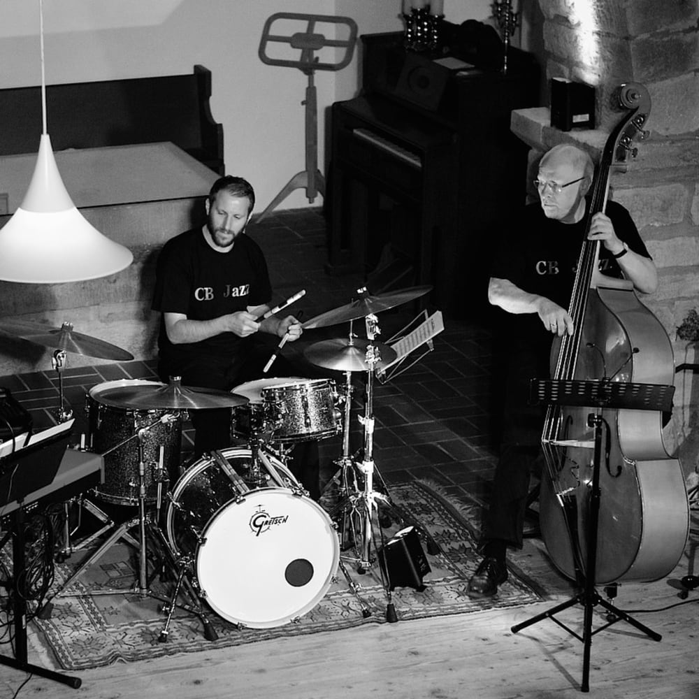 HephataD's tweet photo. Spielfreude und Improvisationslust kennzeichnen die Auftritte des CB-Jazz-Trios, welches am 18. März ab 18.30 Uhr im Rahmen der Veranstaltungsreihe „Musik zum Wochenschluss“ in der Hephata-Kirche auftritt. https://t.co/1wEc6v8x23 https://t.co/NHoRV4ETTq