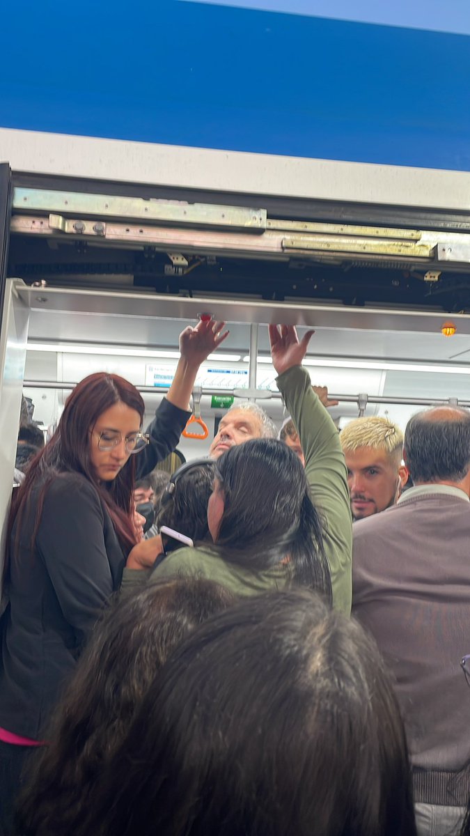 CataMontenegro9's tweet photo. @EFE_Rancagua Estación de buin ya no puede subir gente necesitamos trenes mas, esto no pasaba el año pasado hagan algo https://t.co/Y6zqT3u8vT