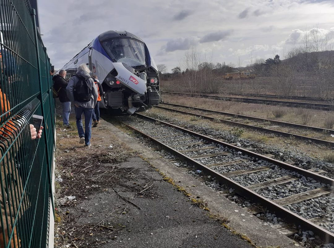 ParisLaon's tweet photo. 🌳💥🚅 Retour sur accident 

📅 MAR. 14 MARS 2023

Un #TER #ParisLaon a percuté un arbre sur les voies ce mardi matin entre Corcy et Villers-Cotterêts, bloquant la circulation dans les deux sens pendant plusieurs heures. 

Aucun blessé n'est à déplorer.

📷 Cédric / Slendji https://t.co/06U41drLML