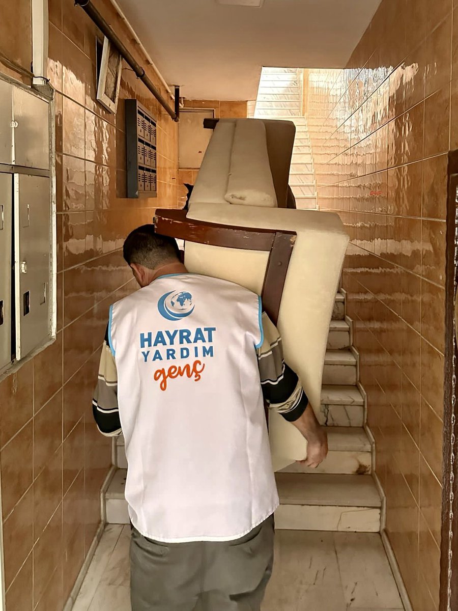 hayratyardim's tweet photo. Deprem bölgelerinden farklı şehirlere gelen afetzede ailelerin ihtiyaçlarını karşılamaya devam ediyoruz.
📍 İzmir 
İzmir'e yerleşen bir ailemizin daha ev ihtiyaçlarını karşıladık. https://t.co/749jO6UIJC