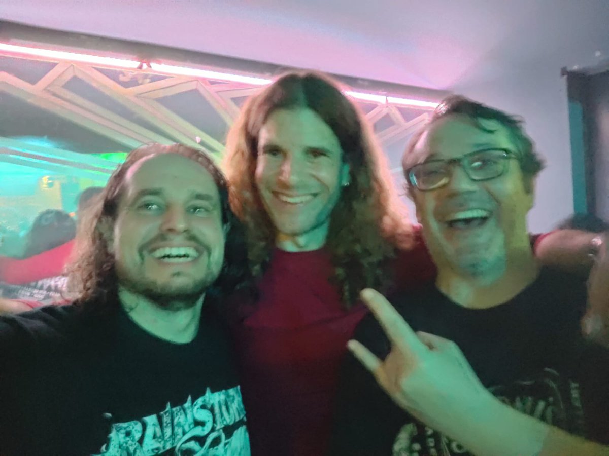 DavidGTato's tweet photo. #Delion intentó calentar a un público habitualmente frío y justo el bolo se acabó cuando mejor se estaba poniendo con #TrumpetsOfHeaven y #Mentirás 
Muy bien el grupo, con todos a un gran nivel 
Al final de la noche charlamos ahí un buen rato con @Immuzzybigmuzzy https://t.co/sh2F0MV6QB