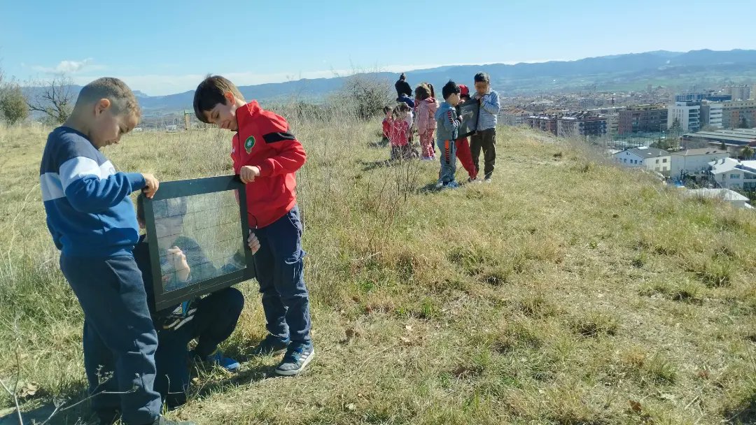 sagratcorvic's tweet photo. Els alumnes de 1r de primària hem anat al turó de l'Ausoneta a dibuixar el paisatge de plana! Per fer-ho, hem utilitzat pantalles de metracrilat! #sagratcorvic #sagratcor #vic #escola #primaria #educacio @uvic_fetep https://t.co/Sevxgz8MHz