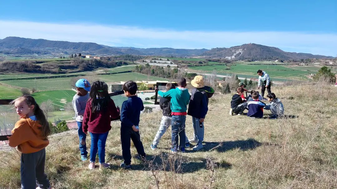 sagratcorvic's tweet photo. Els alumnes de 1r de primària hem anat al turó de l'Ausoneta a dibuixar el paisatge de plana! Per fer-ho, hem utilitzat pantalles de metracrilat! #sagratcorvic #sagratcor #vic #escola #primaria #educacio @uvic_fetep https://t.co/Sevxgz8MHz