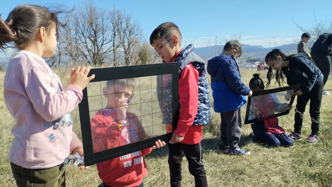 sagratcorvic's tweet photo. Els alumnes de 1r de primària hem anat al turó de l'Ausoneta a dibuixar el paisatge de plana! Per fer-ho, hem utilitzat pantalles de metracrilat! #sagratcorvic #sagratcor #vic #escola #primaria #educacio @uvic_fetep https://t.co/Sevxgz8MHz