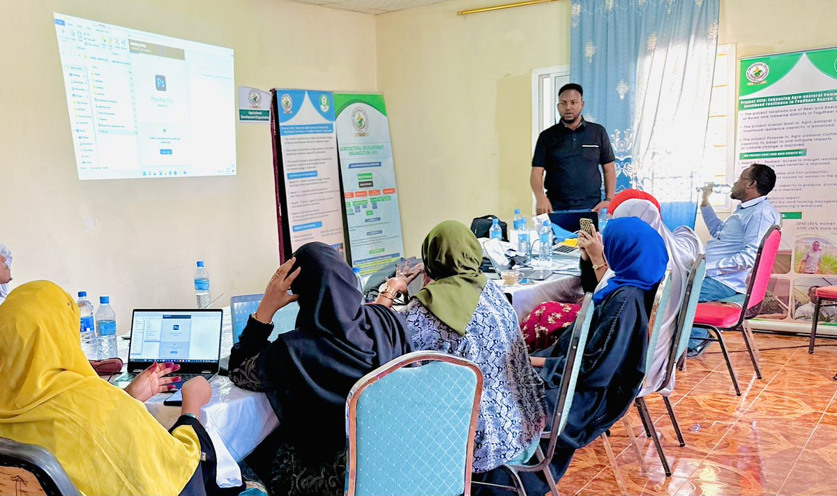 ElsarAcademy's tweet image. Media Traning Day Two :- Videography &amp;amp; Photography (Camera and Drone )

#ADO_ORG, #BVO #Soydavo #ISF #Y_Peer @Elsaracademy

@abdirahmanelsar 
senior Video Journalist ,Photography and Filmaker