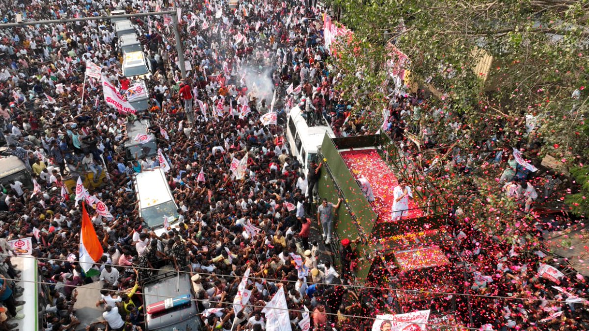 JanaSenaParty's tweet photo. Glimpse of crowd from the rally..

#JSP10thFormationDayMeet https://t.co/wiQ3MVxAkB