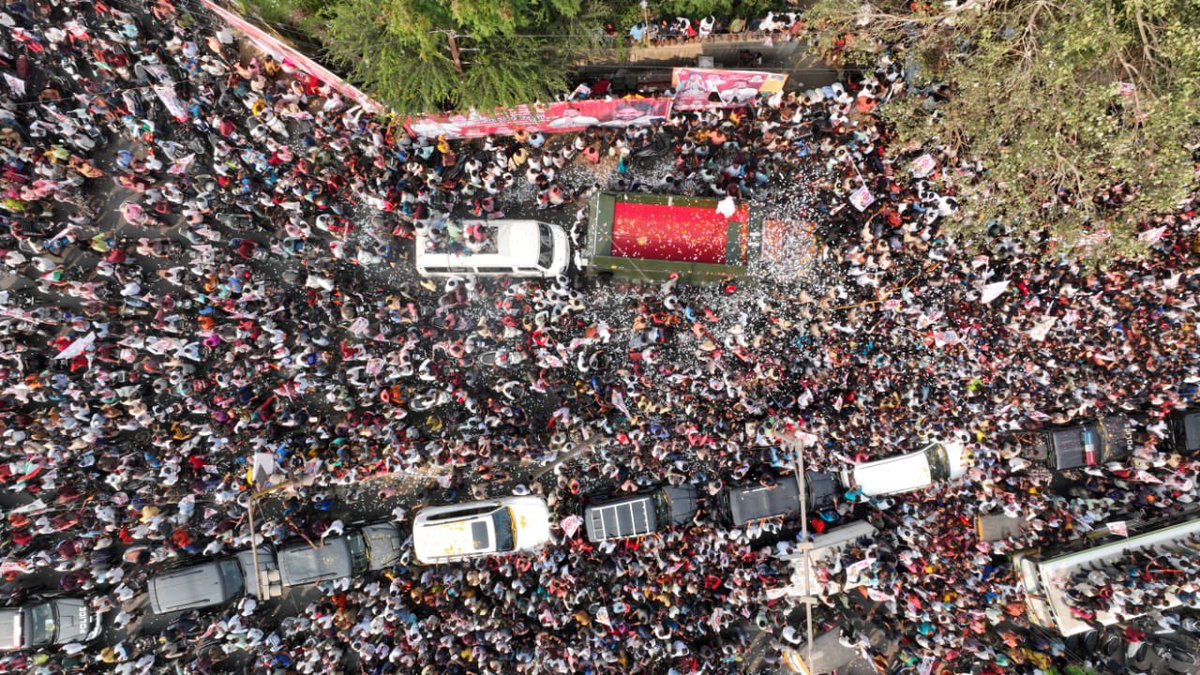 idlebraindotcom's tweet photo. Insane amount of crowds for Janasenani #PawanKalyan’s #JanaSenaFormationDay 

#PSPK https://t.co/mjnsXfvmac