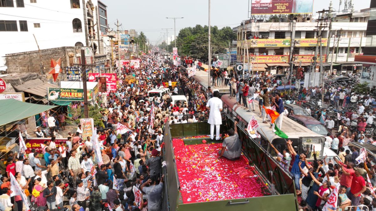 idlebraindotcom's tweet photo. Insane amount of crowds for Janasenani #PawanKalyan’s #JanaSenaFormationDay 

#PSPK https://t.co/mjnsXfvmac