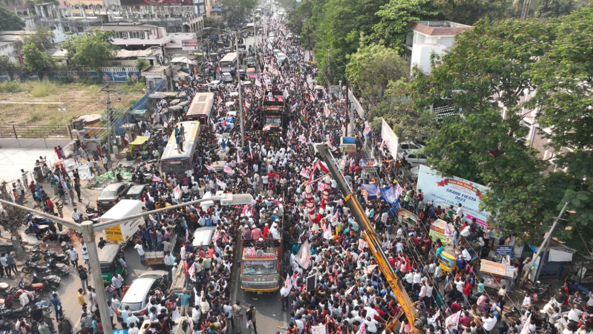 idlebraindotcom's tweet photo. Insane amount of crowds for Janasenani #PawanKalyan’s #JanaSenaFormationDay 

#PSPK https://t.co/mjnsXfvmac