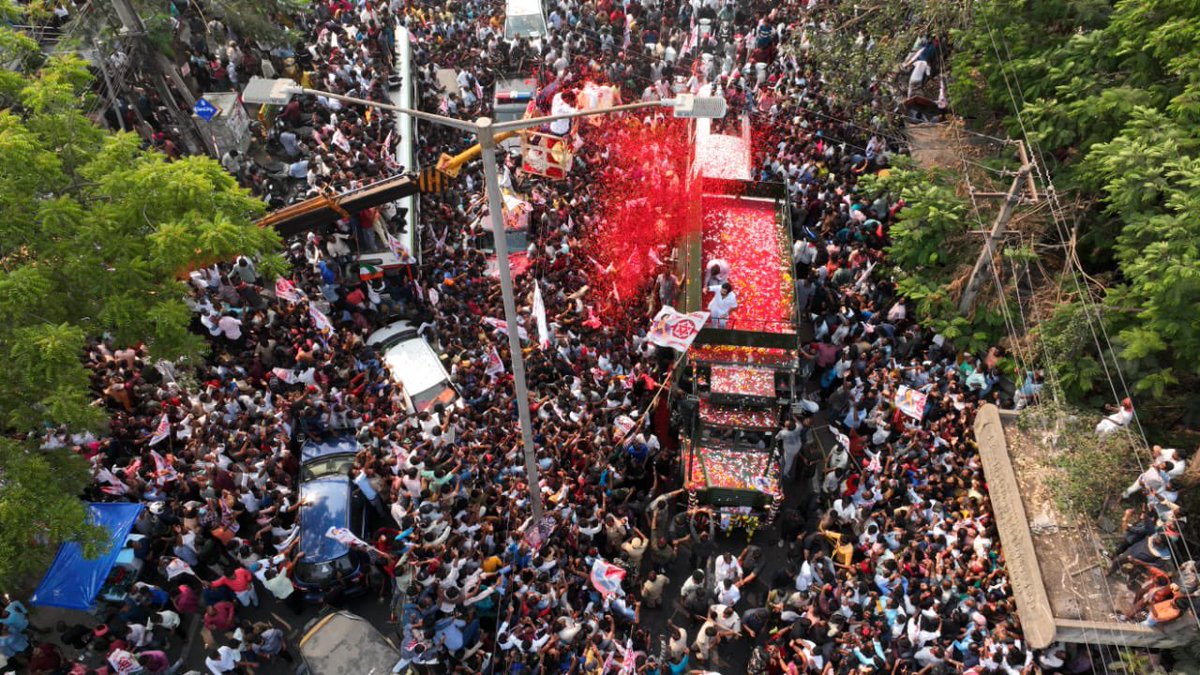 idlebraindotcom's tweet photo. Insane amount of crowds for Janasenani #PawanKalyan’s #JanaSenaFormationDay 

#PSPK https://t.co/mjnsXfvmac