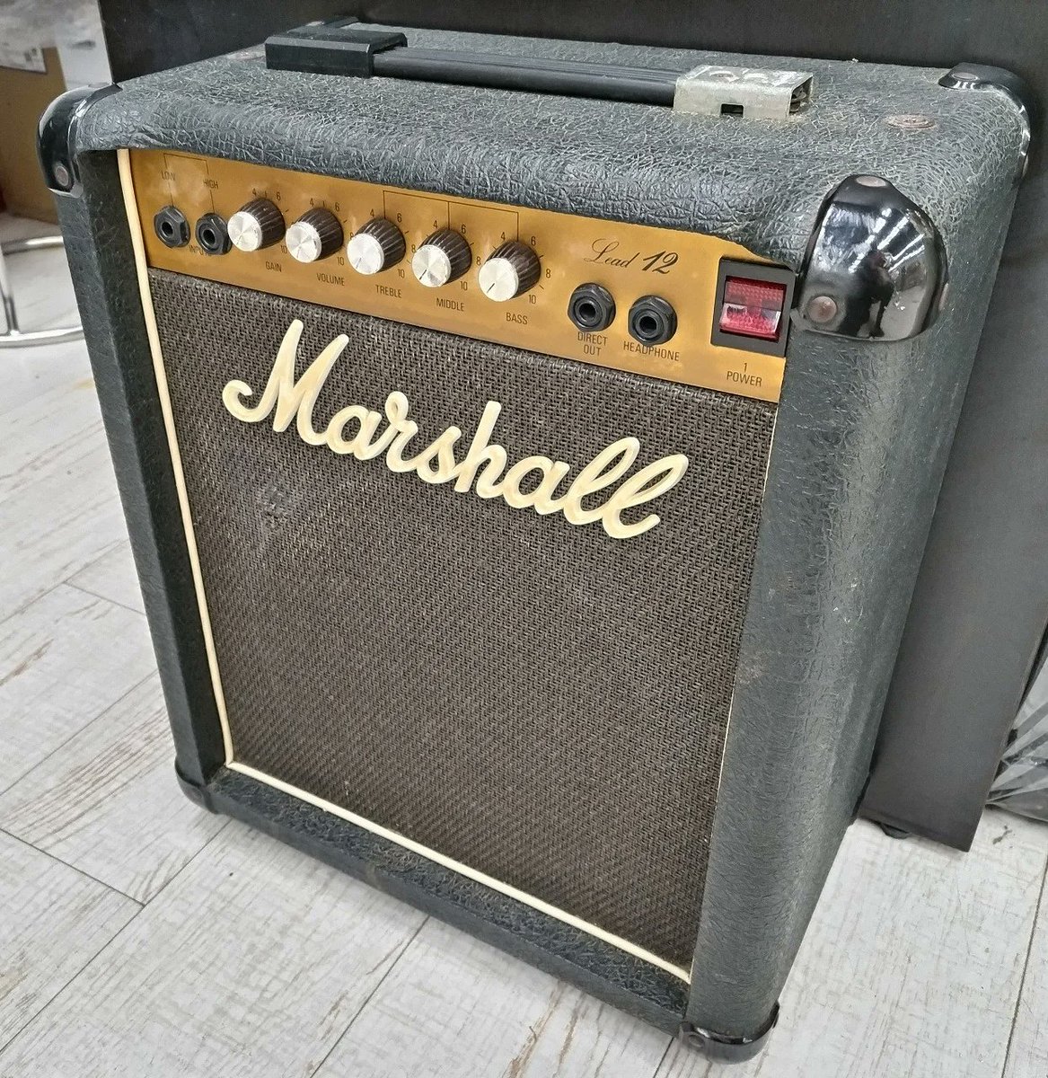 1484_shinjuku's tweet photo. 【1階中古アンプNEWS】
#Marshall #Lead12 Model5005 が中古入荷!!
後期型のXシリアル、全体に使用感が目立ち、ハンドルカバーが片側欠品しておりますが、トランジスタの名機と謳われたロックサウンドは健在!!
12W出力なので自宅使用にもオススメ!!
https://t.co/sfMErAHbAC https://t.co/SL36P8ZkuW