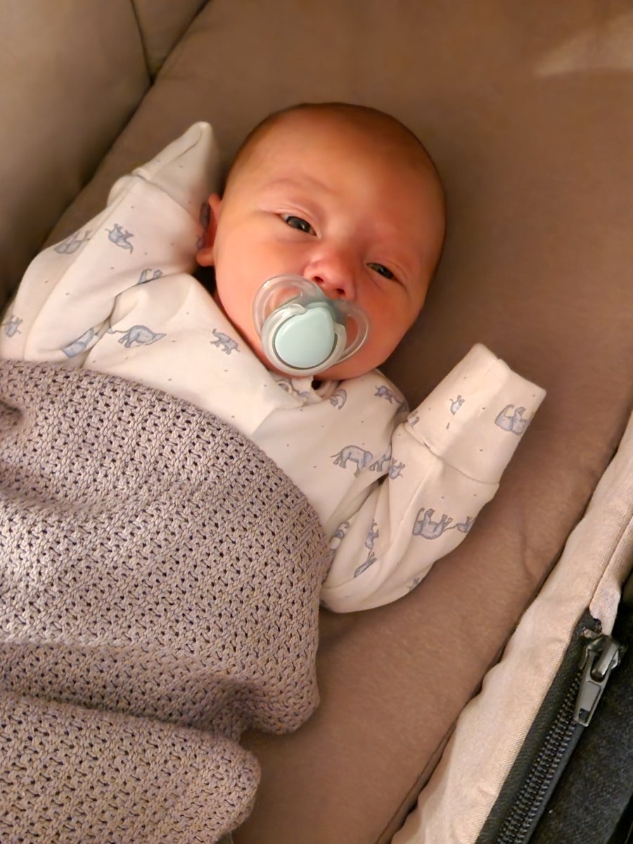 AppsLisa's tweet photo. May i introduce my gawjus grandson Albert...3 days late weighing in at 7lb 2oz's...beyond perfect🤗👶🏻❤#myfirstbornfirstborn👶🏻#mysonsson💙#3rdgrandchild#2grandson#feelingsoblessed🤗🥰xxx https://t.co/4aYuwmV6Jx