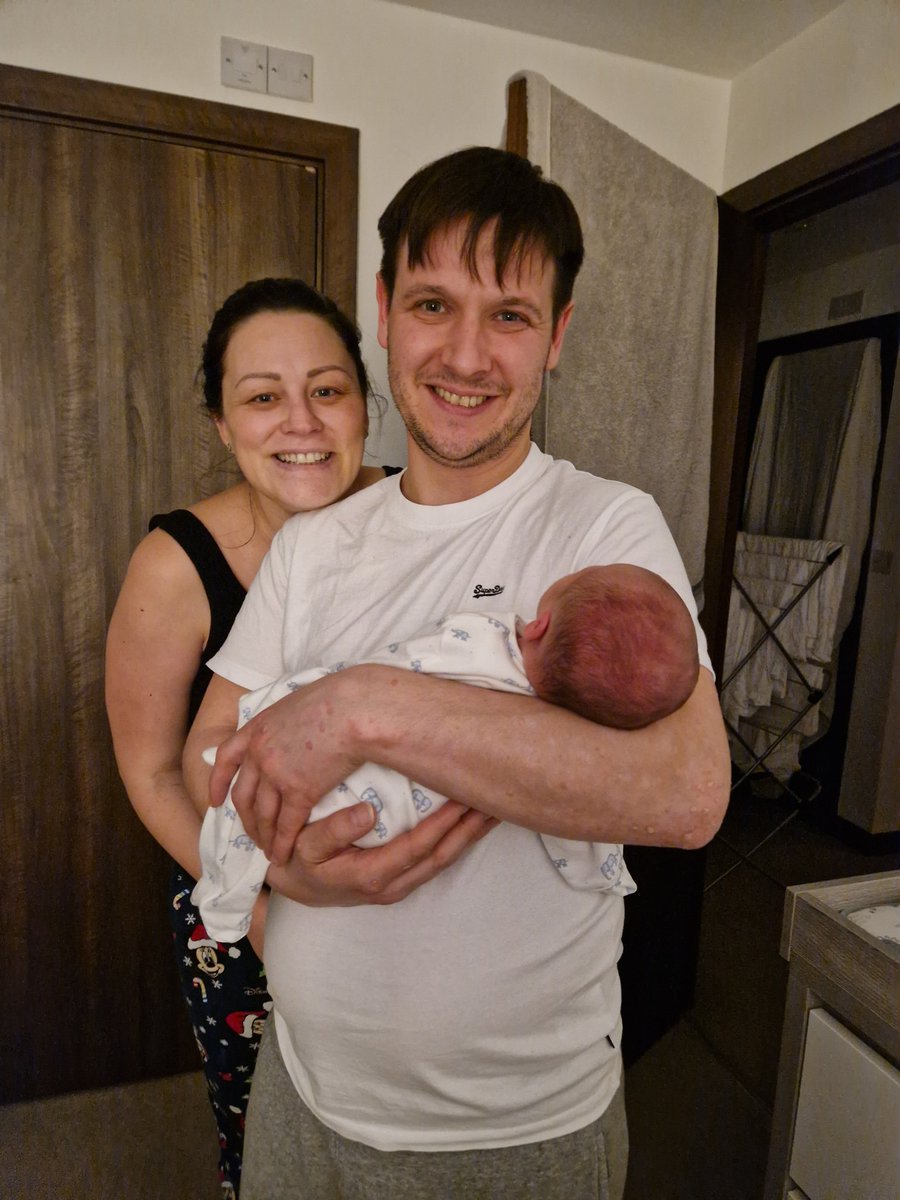 AppsLisa's tweet photo. May i introduce my gawjus grandson Albert...3 days late weighing in at 7lb 2oz's...beyond perfect🤗👶🏻❤#myfirstbornfirstborn👶🏻#mysonsson💙#3rdgrandchild#2grandson#feelingsoblessed🤗🥰xxx https://t.co/4aYuwmV6Jx