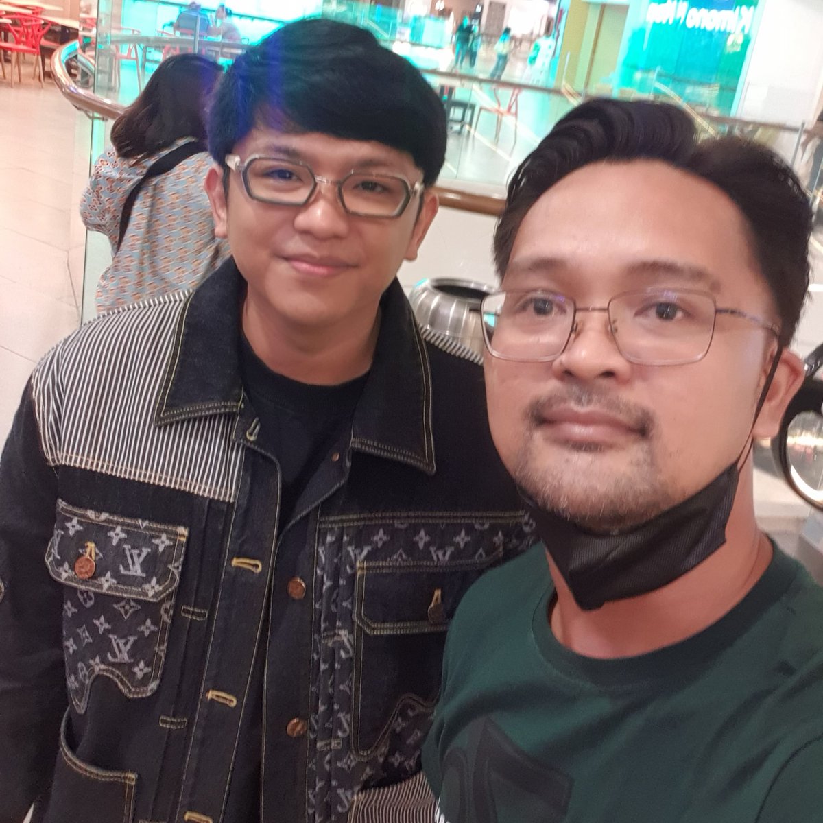 Saan ka pa, pinanood mo ang #MartyrOrMurderer na kasama sa sinehan ang mismong direktor ng pelikula, direk Darryl Yap! Bagong gupit yan ❤

Salamat sa imbitasyon TLWJK :)

#TLWJKblockscreening #MoM