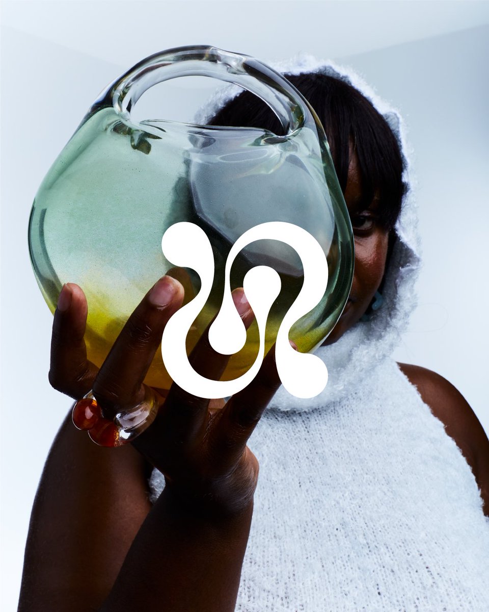 lionel_eh's tweet photo. NOUVEAU PROJET 

Avec @elisa_esnlt, on a conçu le logo pour la nouvelle collection de Rin By Rin.

Ses accessoires et bijoux en verre nous ont vraiment inspiré ces formes organiques représentant le verre soufflé ! (Et le double R👀) https://t.co/NdXcD9xkAe