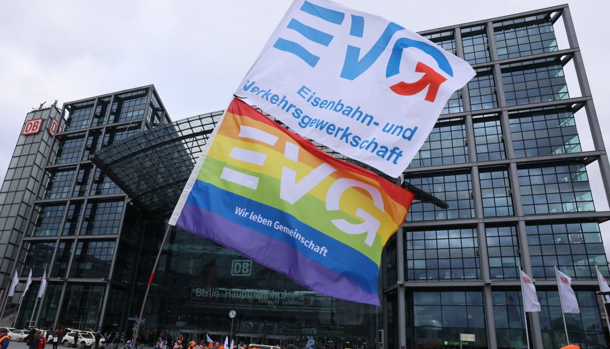 DeineEVG's tweet photo. Es ist 5 vor 12 im #Tarifkonflikt! Bisherige Angebote hatten mit unseren zentralen Forderungen nichts zu tun. Heute Demo in Berlin. #tarifrunde2023, #gemeinsammehr, @DB_Presse, @dgb_news https://t.co/UiJs7oNlNq