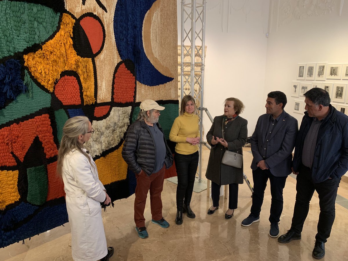 Dipta_cat's tweet photo. Avui la presidenta de la @Dipta_cat, @nllaurado, i el president de la @CreuRojaTGN, @Ramongraub, coneixen de primera mà en què consisteixen aquests treballs, que per primera vegada es duen a terme en una de les sales expositives del @MAMTarragona. https://t.co/OUn9KubqAO