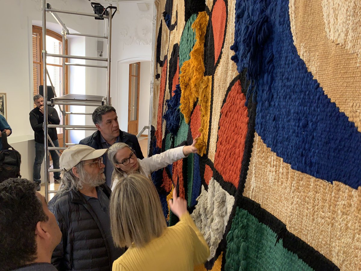 Avui la presidenta de la <a href="/Dipta_cat/">Diputació de Tarragona</a>, <a href="/nllaurado/">Noemí Llauradó Sans</a>, i el president de la <a href="/CreuRojaTGN/">Creu Roja Tarragona</a>, <a href="/Ramongraub/">Ramon Grau</a>, coneixen de primera mà en què consisteixen aquests treballs, que per primera vegada es duen a terme en una de les sales expositives del <a href="/MAMTarragona/">MAMT</a>.