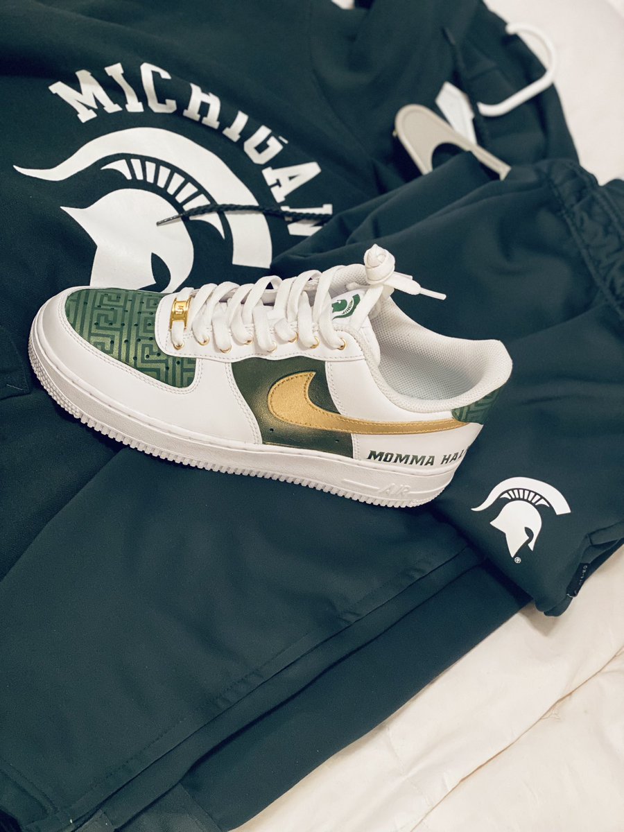 MommaHall2U's tweet photo. ….last week was spirit week at school and Thursday was “green” 💚 day and you know that was right up my alley!!! #GoGreen Go White! @Flyguyryyy_ my sneaks were a hit!! I absolutely LOVE THEM!! 👟💚🤍💕 picture with the #Leprechaun and picture with my #workdaughter/PE teacher 💕 https://t.co/KzCznNm4Ej