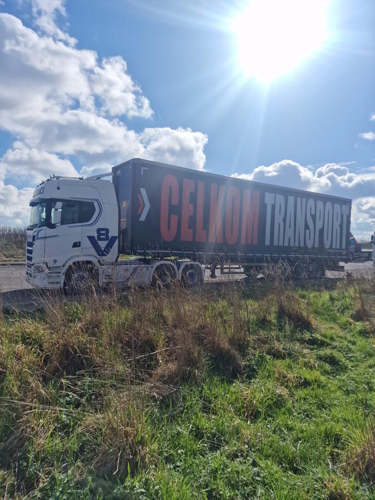 CelkomL's tweet photo. This is better the sun is shining 👌🤍🌞
#celkom #pallettrack #nextday #anyload #nomattersunorsnow #sameday #anylocation #dedicatedteam #prideinourwork https://t.co/hL1GbkrqZN