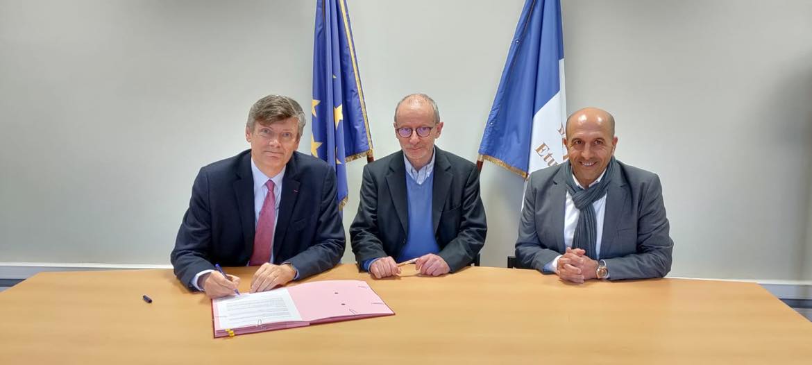 IHEMI_fr's tweet photo. L'IHEMI a établi un partenariat avec l'Association française de droit de la sécurité et de la défense @AFDSD_dt_defsec. Le préfet Eric @freysselinard, directeur de l'Institut, a rencontré Bertrand Warusfel, vice-président de l'Association pour la signature de la convention. https://t.co/dCwwcOeX8J