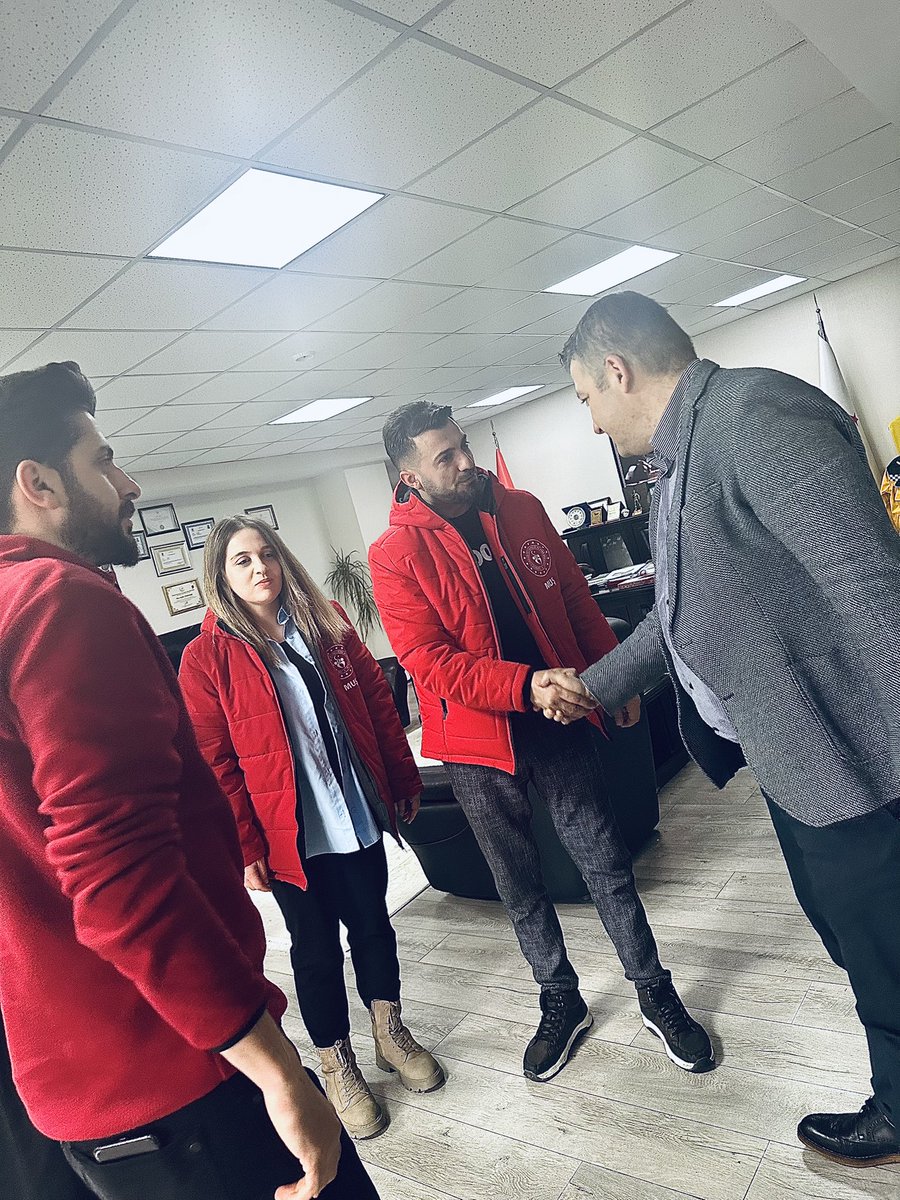 Gençlik ve Spor Muş İl Müdürlüğü GSB Muş Genç Ofisler Lider ve Gönüllü Gençleri 14 Mart Tıp Bayramı dolayısıyla İl Müdürümüz Serdal TÜRKOĞLU’nu Makamında ziyaret ettiler.