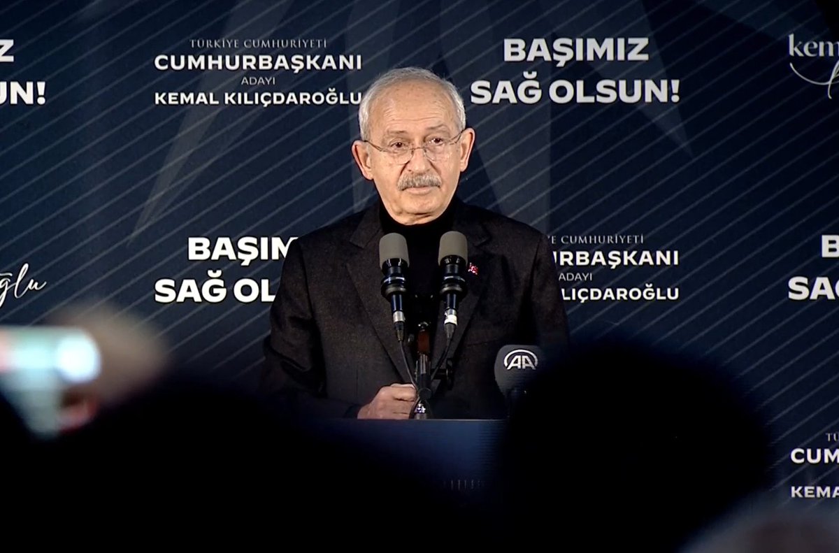 #CANLI | Kemal Kılıçdaroğlu:

Hatay depreminde hayatını kaybeden yurttaşlarımızı ziyaret ettik. Hatay Büyükşehir Belediye Başkanımız mezarlığa Türk bayrağı ve Hatay BŞB bayrağını asmış. Ankara'dan talimat gelmiş, 'bayrakları indirin' demişler. Hayatımda hiç bu kadar üzülmemiştim.