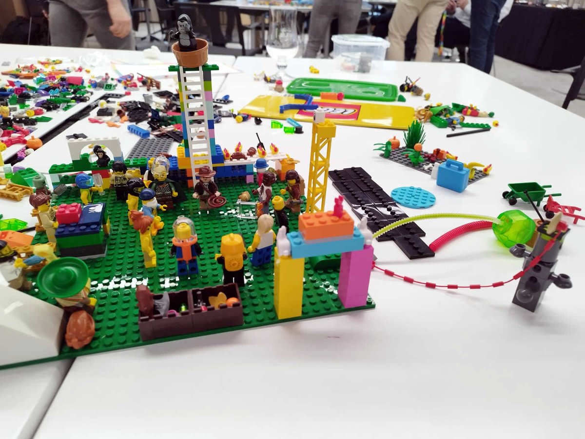 SmartyEventos's tweet image. Hemos preparado una divertida actividad de LEGO © Serious Team Building en la que no sólo hemos construido modelos de negocio, también hemos aplicado dinámicas de #teambuilding. Una jornada perfecta para reflexionar, aprender y por supuesto, divertirse.