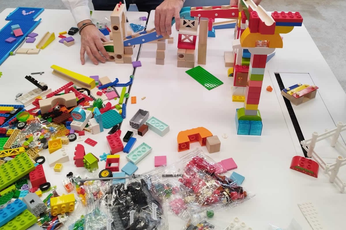 SmartyEventos's tweet image. Hemos preparado una divertida actividad de LEGO © Serious Team Building en la que no sólo hemos construido modelos de negocio, también hemos aplicado dinámicas de #teambuilding. Una jornada perfecta para reflexionar, aprender y por supuesto, divertirse.