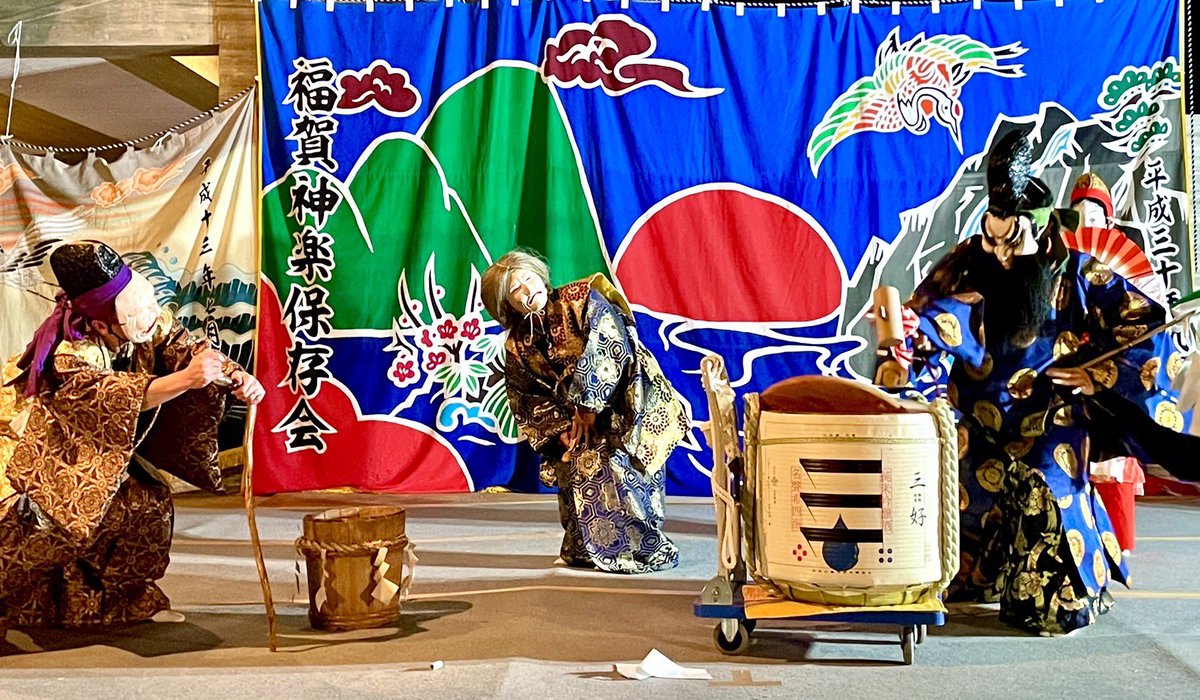miyoshi_sake's tweet photo. 神楽「福賀神楽」の演目の中で、地元の酒蔵・阿武の鶴酒造の酒を振る舞う様子
ABUキャンプフィールドの1周年。
おめでとうございます。
#山口県のお酒 #阿武町 #日本酒 #三好 #阿武の鶴酒造 #酒蔵 #sake #japanesesake #OUWN https://t.co/1NLzrfuyt5