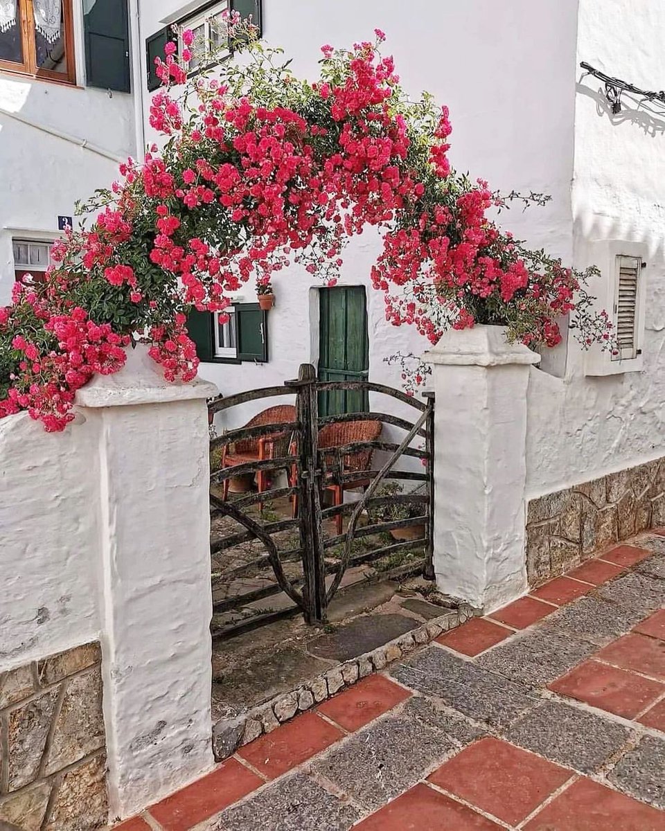TurismoMenorca's tweet photo. Pueblos de #Menorca 🌺. 

¿Sabrías decirnos cuál es? 🙄

#turismomenorca
#laisladelospequeñosplaceres
#mustseemenorca https://t.co/A3GRv84V1X