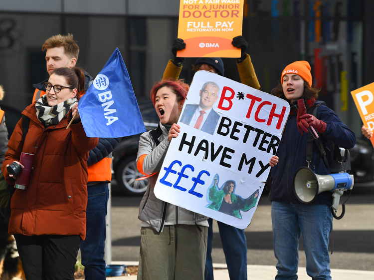 andyteebaypics's tweet photo. Junior Doctors picket line at the Royal Liverpool University Hospital....@LivEchonews #NHSStrikes #JuniorDoctorsStrike https://t.co/BrV03AOpZS