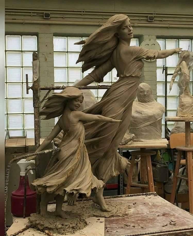 Musk_DaiIy_news's tweet photo. Good Morning 
Luo li Rong 
Graceful and very beautiful these sculptures / statues 
Chinese  Trained in Beijing and now living and working in Belgium.  She creates so much movement in her work https://t.co/JuQYJqxf3M