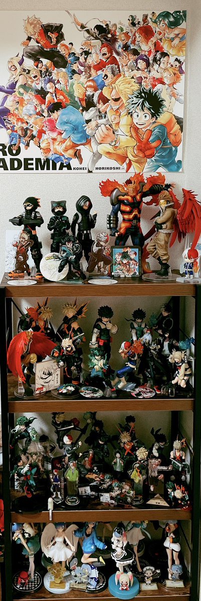 hotokenoza0918's tweet photo. 念願のフィギュアケース！！

やっぱり全然違う😭
買ってよかったー！！！🥰

もうちょっと綺麗に並べて、アクスタとかも飾りたい〜！

Before⇒After https://t.co/OF787ZS7Ps