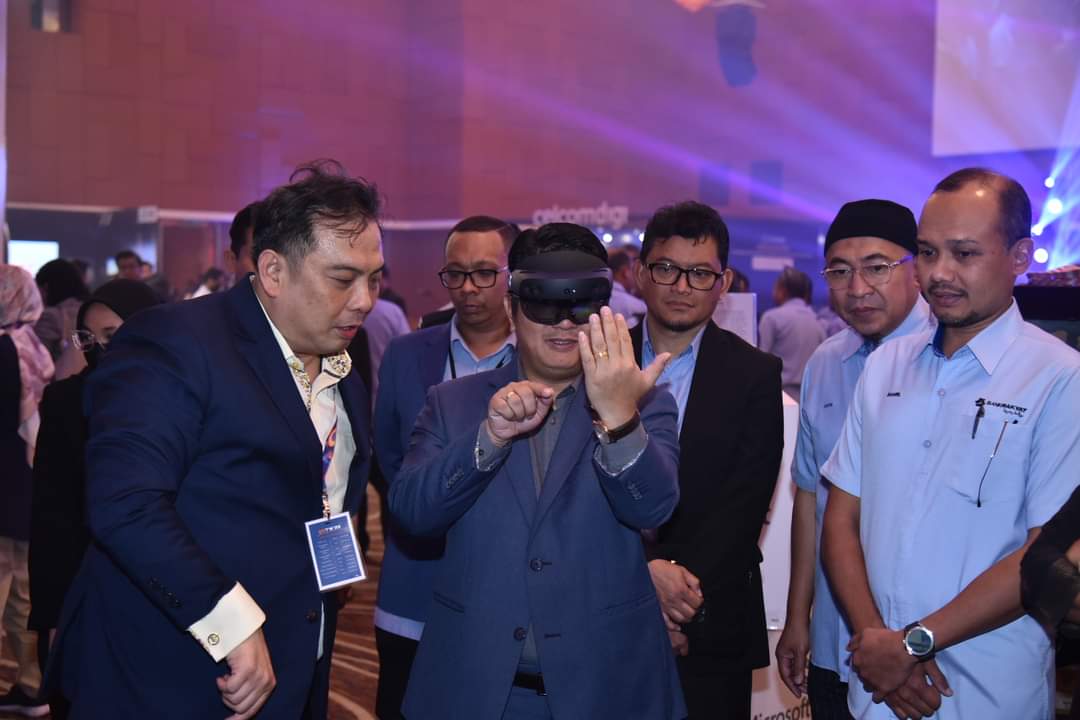 KUSKOPMalaysia's tweet photo. YB Datuk Ewon Benedick, Menteri KUSKOP merasmikan Minggu Teknologi Bank Rakyat 2023 yang bermula 14 hingga 16 Mac.  Bertemakan ‘Bank Rakyat of Tomorrow’, ia merangkumi pelbagai program menarik termasuk Forum Digital dan Tech Talk sessions.
Selanjutnya :https://t.co/xCDYVnj605 https://t.co/ismcgyNeUV