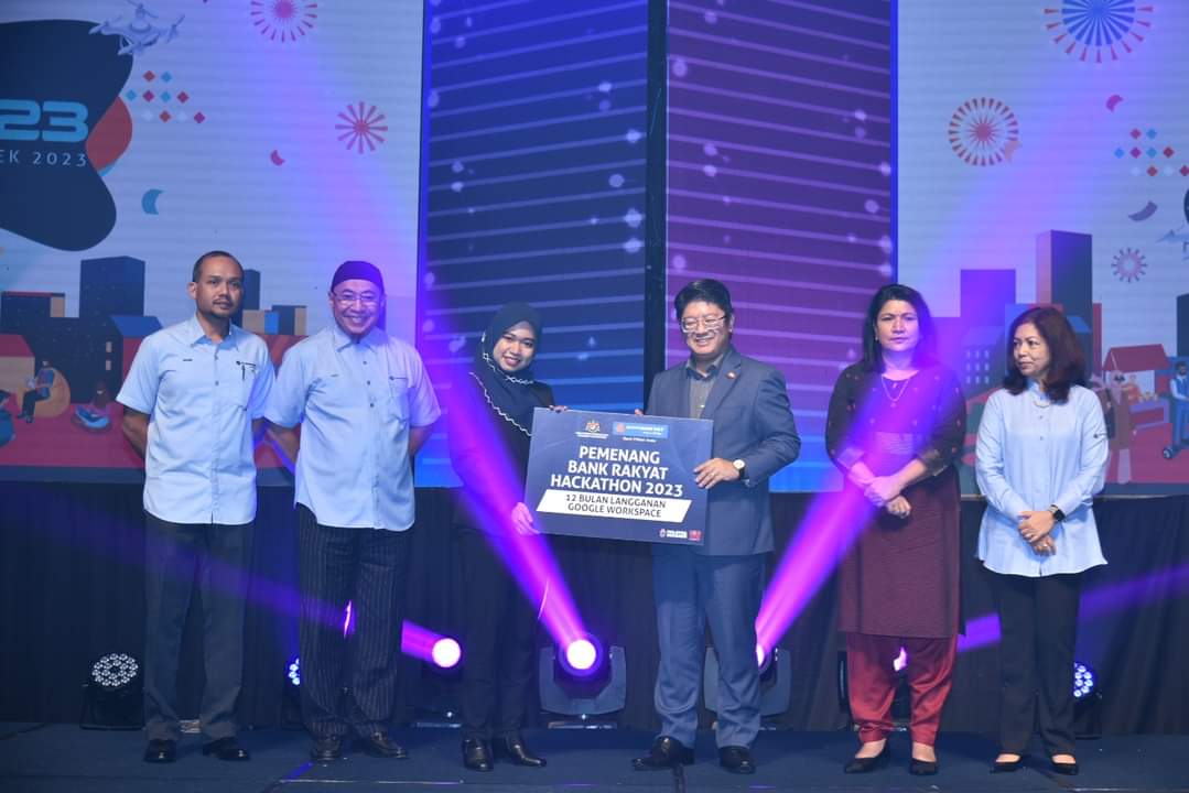 KUSKOPMalaysia's tweet photo. YB Datuk Ewon Benedick, Menteri KUSKOP merasmikan Minggu Teknologi Bank Rakyat 2023 yang bermula 14 hingga 16 Mac.  Bertemakan ‘Bank Rakyat of Tomorrow’, ia merangkumi pelbagai program menarik termasuk Forum Digital dan Tech Talk sessions.
Selanjutnya :https://t.co/xCDYVnj605 https://t.co/ismcgyNeUV