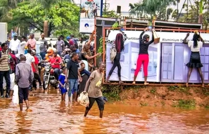 PatRobertLARUBI's tweet photo. This rain is sponored ky @KCCAUG
Do we have city planners with brains and eyes to deal with the continued flooding in the city? Madam ED come out and just let us know about your plans of dealing with this flooding thing.
#PatRobertLARUBI #TamPaLARUBI #BetterUBetterUg #LaRUBI https://t.co/cPgfjRnSjD