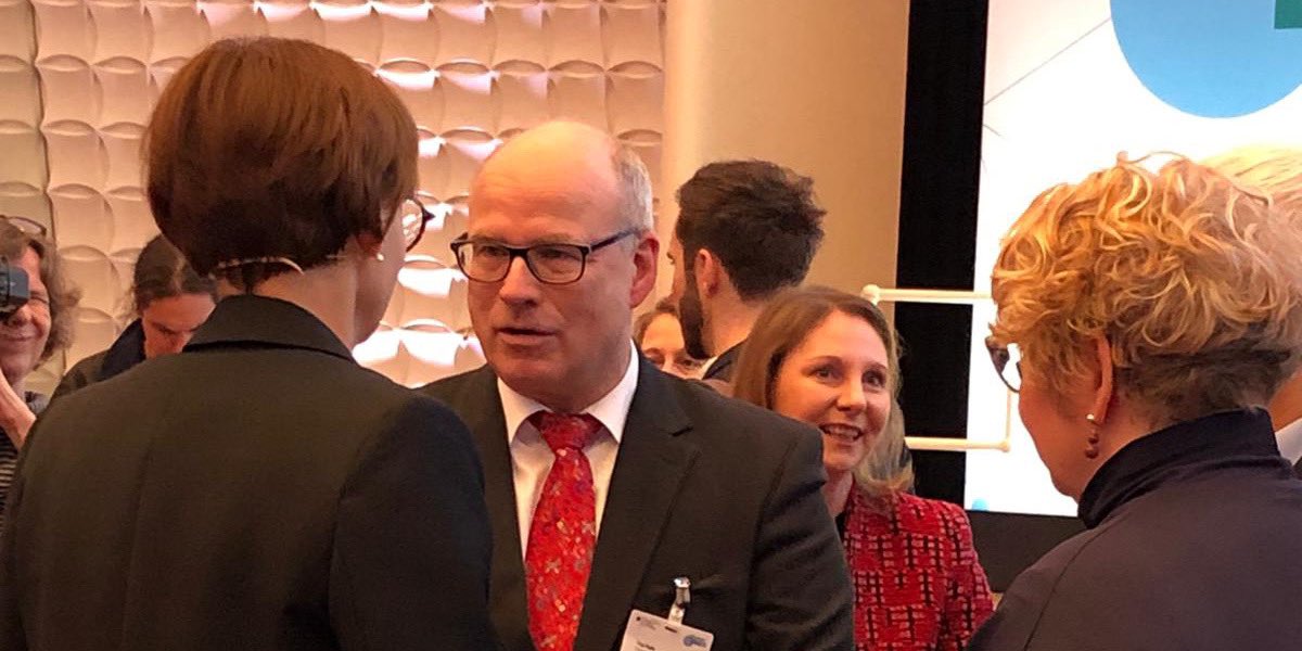 Ties Rabe, Sprecher der SPD-Bildungsministerinnen und -minister und Hamburgs Schulsenator zum heutigen #Bildungsgipfel des BMBF: „Wir brauchen konkrete Verbesserungen und keine langwierigen Grundsatzdiskussionen.“ hamburg.de/bsb/pressemitt…