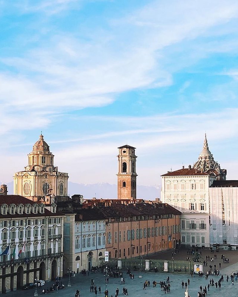 📍Piazza Castello 

Ci passiamo continuamente ma conosciamo la sua storia? 
Monumentale e armoniosa, è la piazza principale di Torino, dalla quale originano le numerazioni delle vie della città. 

Fu progettata alla fine del Cinquecento come piazza porticata antistante al pal…