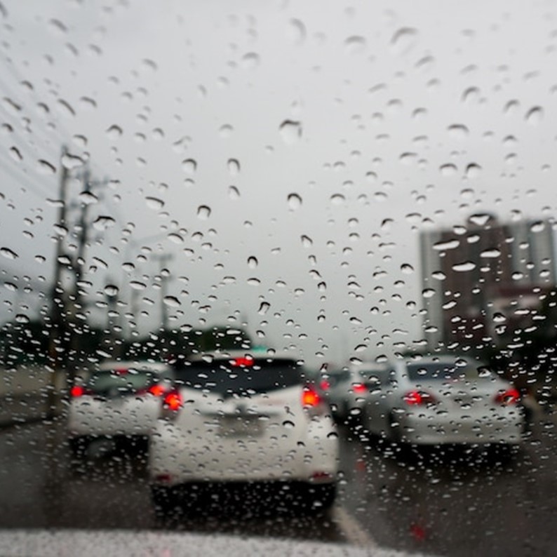 Os cuidados que você deve ter com os pneus do seu carro em época de chuva

A combinação de alto volume de chuvas, que forma poças d’água, com a sujeira e o óleo no asfalto pode criar condições para a aquaplanagem. Veja mais no Garagem 360: tinyurl.com/novocorretor14…