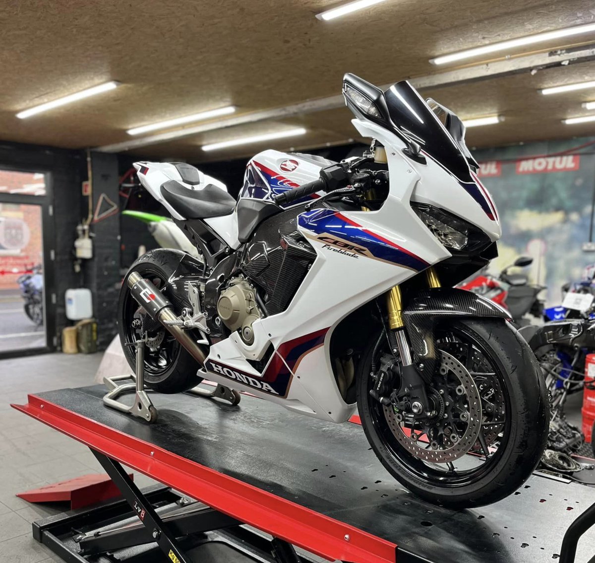 DMC_Motorcycles's tweet photo. Full Service + some carbon bling and new sticky boots for Young Nip Mcquicks Blade.
#doncastermotorcycles #hondafireblade #cbr #doncasterisgreat #rotherhamiswonderful #sheffieldissuper #motorcycle #motorcycles #moto #motorcyclemechanic #motorcycleworkshop https://t.co/Hfkqgj4teN