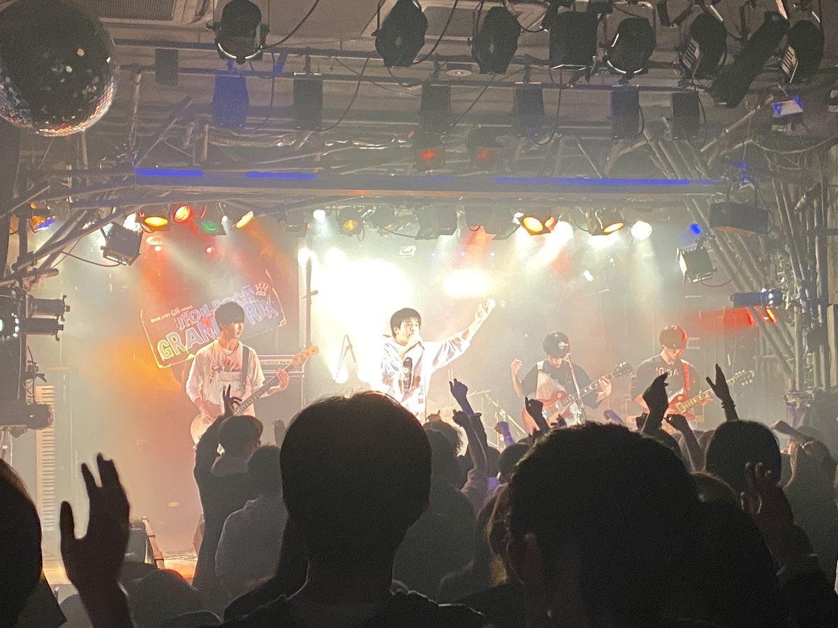 JYOJIROCK's tweet photo. 8バンド目
こびとのきもち

声から感情がダイレクトに伝わってくる！！！
そしてMCが上手い！！！みんなが楽しくなるようラストに向けて盛り上げてくれてます！！！ https://t.co/uB84kWnPbu
