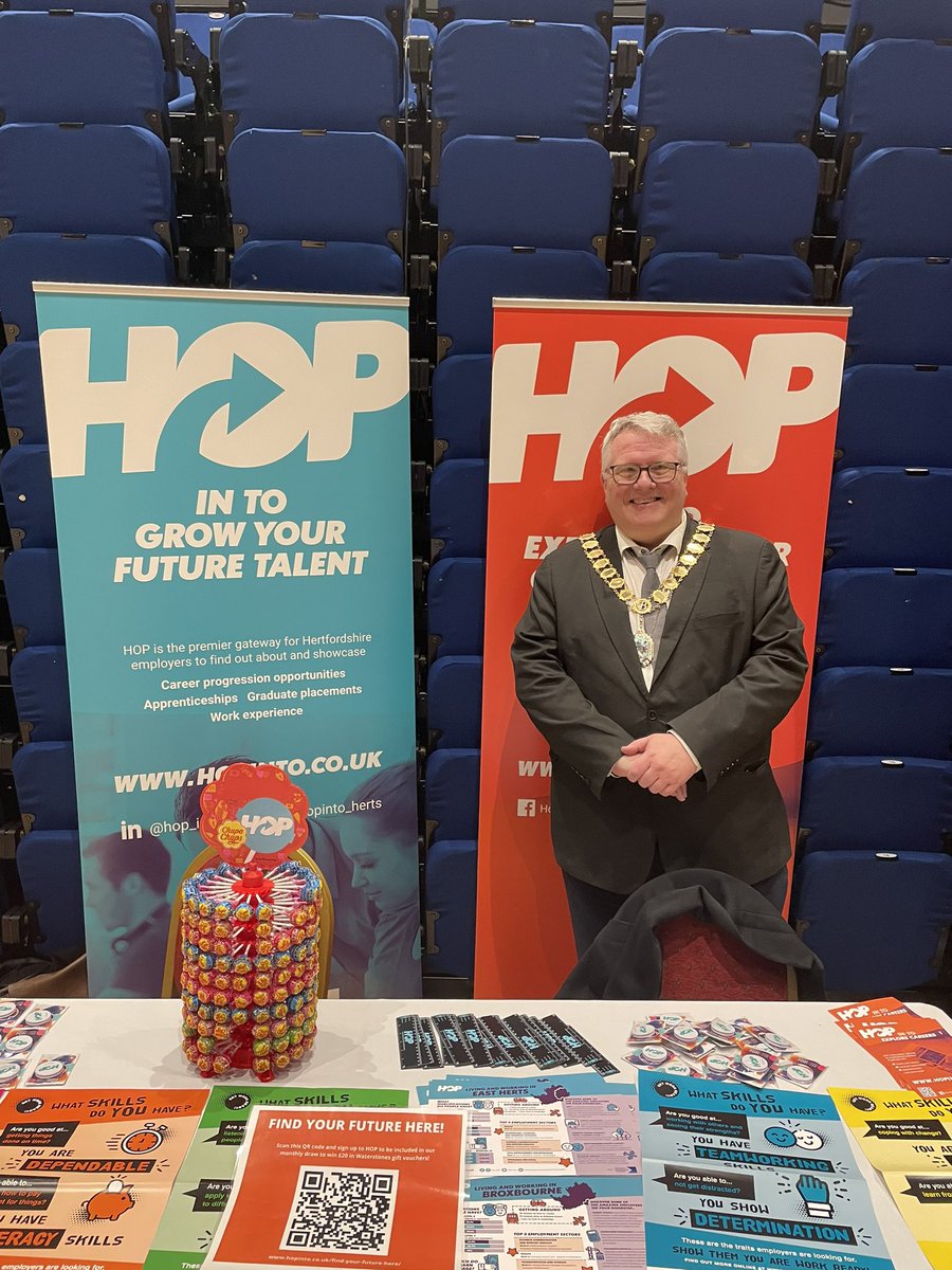 Hopinto_herts's tweet photo. The Mayor of Broxbourne @p_seeby paid a visit to our stand at #GenerationBroxbourne @AmbitionBrox https://t.co/v40NLSS5nK