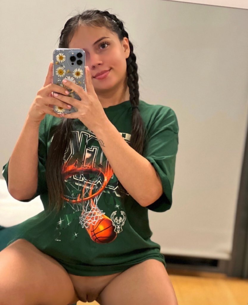 Sending anime nudies to everyone that retweet ❤️

t.me/+LFb9ZiADij0xN…