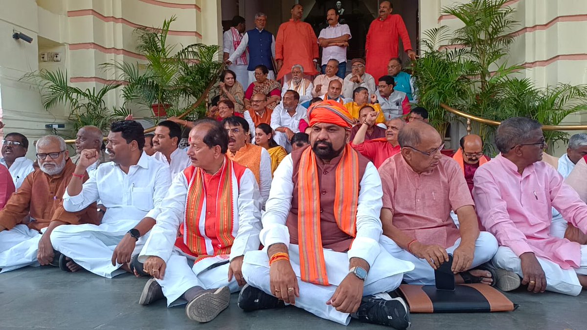 samrat4bjp's tweet photo. भारतीय जनता पार्टी ने जब-जब जनता के मुद्दों महंगाई, बेरोजगारी, कानून व्यवस्था का मामला उठाया, सरकार ने अनसुना किया। विधानसभा और विधान परिषद का संचालन सुचारू ढंग से नहीं होने के उपरांत आज बिहार भाजपा विधानमंडल दल के सदस्यों के साथ सदन के समक्ष विरोध प्रदर्शन किया। https://t.co/2uiqwifVCm