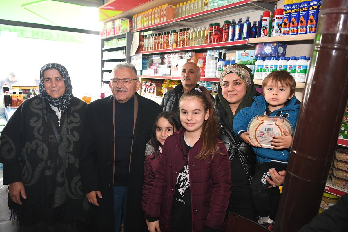 baskanmemduhbyk's tweet photo. Şirin ilçemizin güzel insanlarına hizmet etmeye başlayan Halkbank Tomarza Şubesi ve Tomarza’mızın kadirşinas esnaflarını ziyaret ederek, hayırlı işler temennisinde bulunduk. https://t.co/iaFXcfxf66