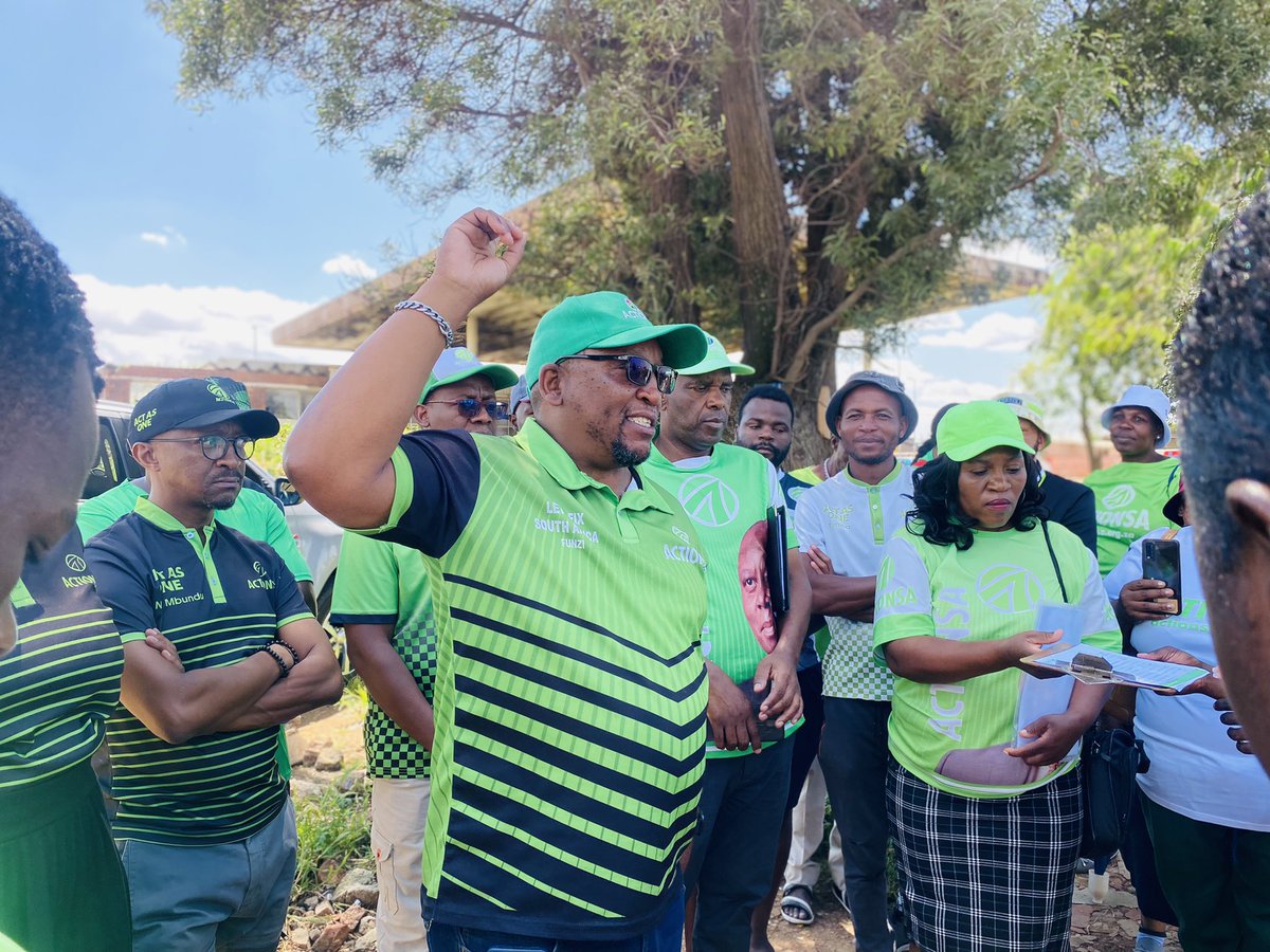 Funzi_Ngobeni's tweet photo. #LetsFixJohannesburg Second Location 📍 , Soweto door to door campaign underway. 

We out to engage the residents about issues of service delivery. https://t.co/69QIliihDP