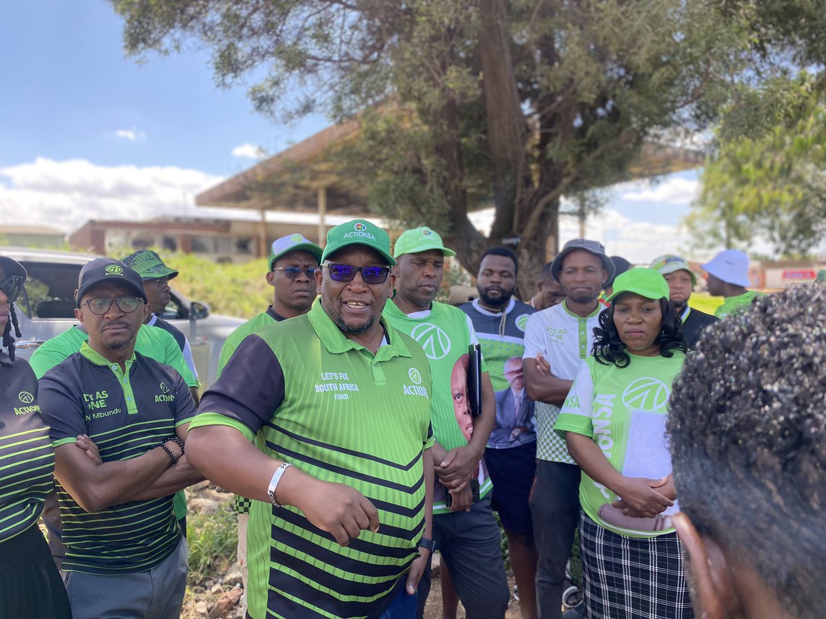 Funzi_Ngobeni's tweet photo. #LetsFixJohannesburg Second Location 📍 , Soweto door to door campaign underway. 

We out to engage the residents about issues of service delivery. https://t.co/69QIliihDP