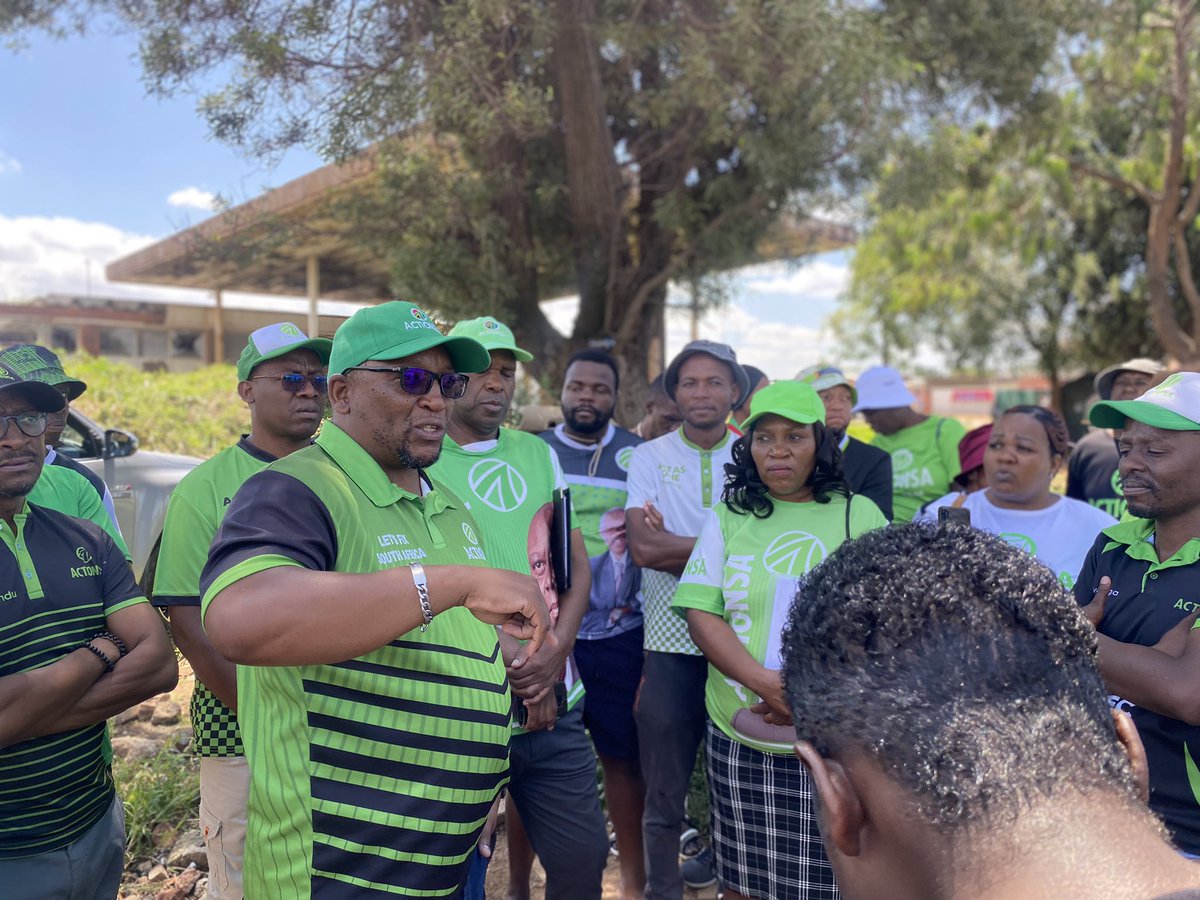 Funzi_Ngobeni's tweet photo. #LetsFixJohannesburg Second Location 📍 , Soweto door to door campaign underway. 

We out to engage the residents about issues of service delivery. https://t.co/69QIliihDP